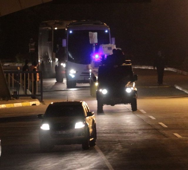 Erbil'den özel uçakla Türkiye'ye gelen 76 peşmerge, Türkiye sınırını geçerek, Kobani'ye girdi.