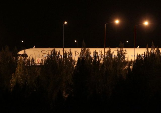 Erbil'den özel uçakla Türkiye'ye gelen 76 peşmerge, Türkiye sınırını geçerek, Kobani'ye girdi.