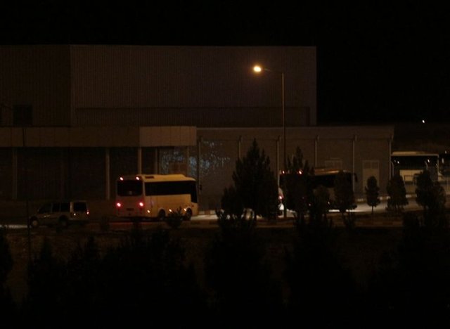 Erbil'den özel uçakla Türkiye'ye gelen 76 peşmerge, Türkiye sınırını geçerek, Kobani'ye girdi.