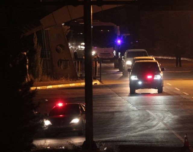 Erbil'den özel uçakla Türkiye'ye gelen 76 peşmerge, Türkiye sınırını geçerek, Kobani'ye girdi.