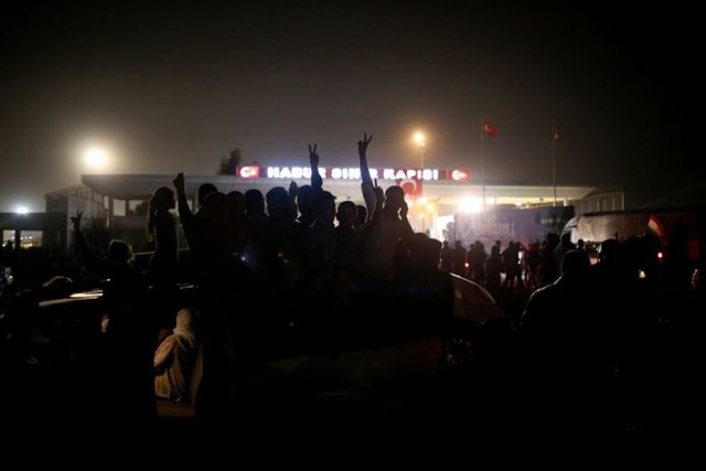 Habur Sınır Kapısı'nda kalabalık bir grup, karayoluyla Türkiye'ye gelecek olan peşmergeleri karşılamak için beklemeye başladı