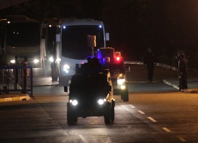 Erbil'den özel uçakla Türkiye'ye gelen 76 peşmerge, Türkiye sınırını geçerek, Kobani'ye girdi.