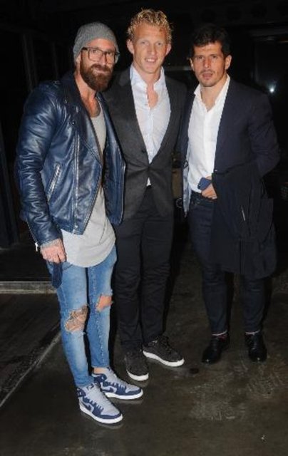 - Partide takım arkadaşları Emre Belözoğlu, Raul Meireles ve Dirk Kuyt da vardı. Belözoğlu, çıkışta gülerek "Herkese 30 diyor ama 33 oldu" dedi.