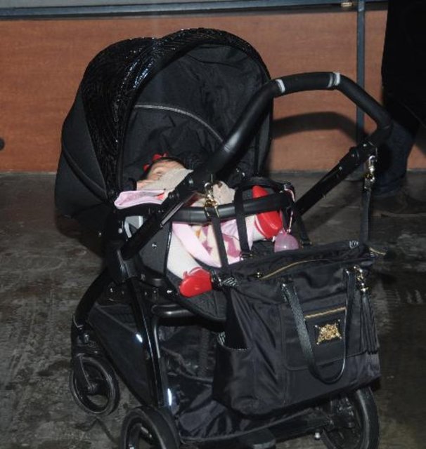 -  - Volkan-Zeynep Demirel çifti, kutlamaya kızları Yade'yi de getirdi.