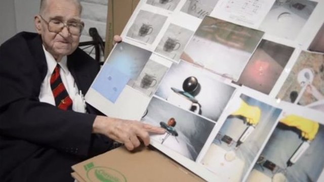 2014 yılı Ağustos ayında kaydedilen videoda ABD'li ünlü bilim adamı Boyd Bushman bu merkezde mühendis olarak çalışırken gizlice ele geçirilmiş uzaylıların fotoğraflarını yayınladı.