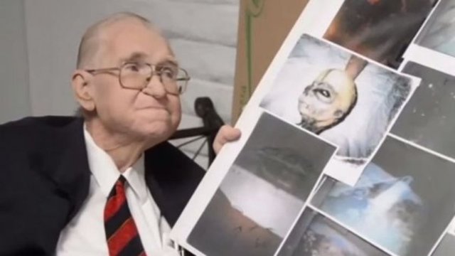 Uzun parmaklara ve perdeli ayaklara sahip olanların "Quintumnia" adlı bir gezegenden dünyaya geldiklerini ileri süren...