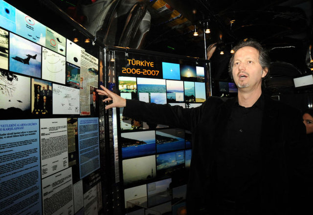 "...Ellerindeki her şeyi ona gösteriyorlar. Bushman doğruyu söylüyor" dedi.