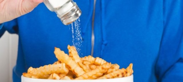 Gıdalardan aldığımız tuz miktarı 6 gr'ı  (1 tatlı kaşığı)geçmemelidir. Doğmuş yağ (tereyağı, yağ, kuyruk yağı) oranı yüksek besinleri az tüketin.