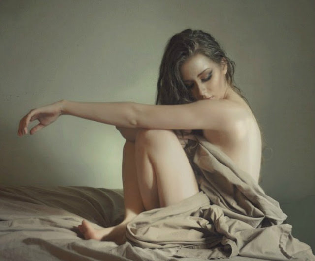 Karanlıkta hareket etmek yerine sizin her kıvrımınızı görmek hoşuna gidecektir.