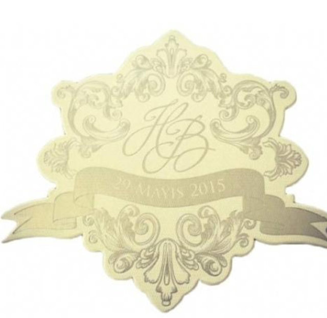 Çiftin düğün davetiyesinde isimlerinin baş harfleri yazıyor. Şendil ve Sağyaşar'ın gösterişten uzak bir model tercih etmesi de dikkat çekti.