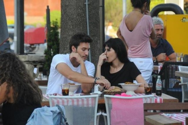 Korel, "Canlarım.. Çok mutlu olun.. Melek kalpleriniz sonsuza kadar birbiriniz için atsın.." notuyla yayınladı.