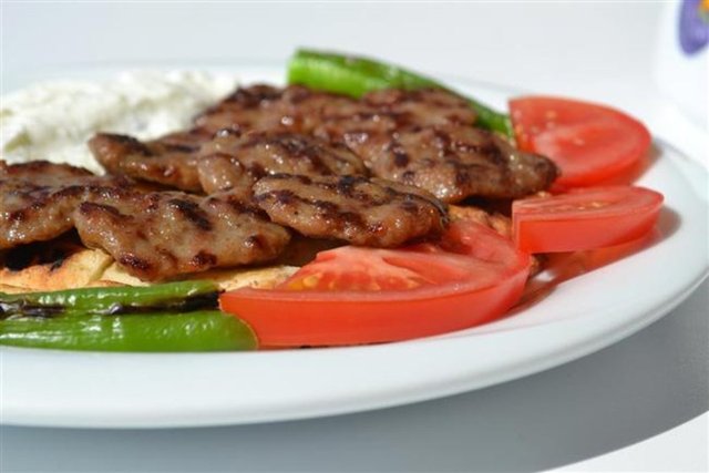 Köfte  -  - Uyumlu, sıcakkanlı birisiniz. Size nasıl davranılmasını istiyorsanız siz de herkese öyle davranıyorsunuz. Sadık ve dürüstsünüz, yapmacık insanlara ve dedikoduya karşısınız.