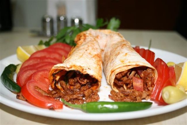 Tantuni  -  - Esrarengiz birisiniz. Ne zaman nasıl davranacağınız pek belli olmuyor. Çoğu şeyden ilk sizin haberiniz oluyor bu yüzden çok ilgi görüyorsunuz.