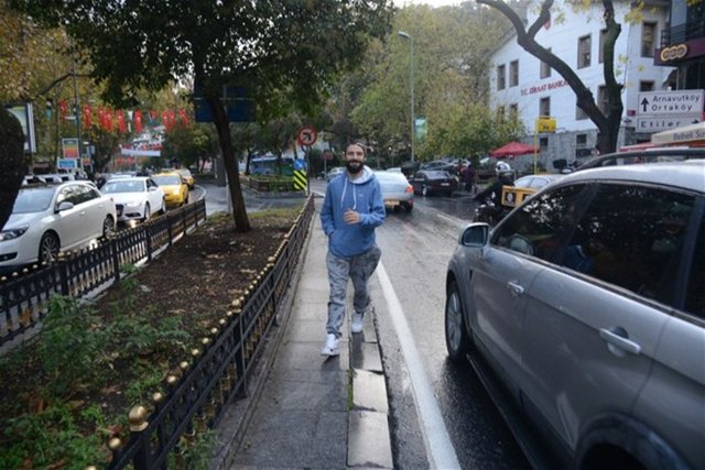 Makaron'un haberine göre, kameraları gören Özyılmazel,"Yanlış anlaşılmasın lütfen. Bora ile komşuyuz" dedi.