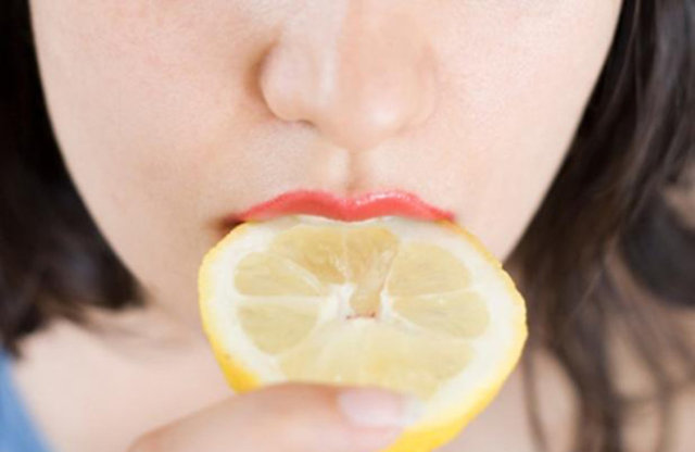 Limon yemek yanlış bir şey değil. Ancak limonda bulunan asit, sağlıklı bir ağız için temel niteliği taşıyan diş minesini aşındırabilir.