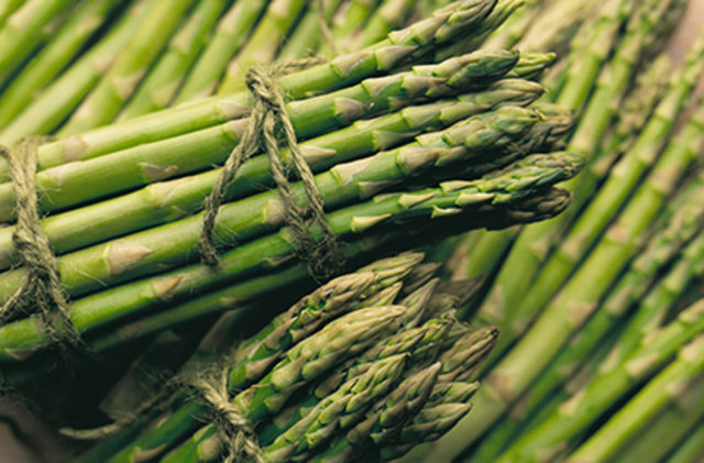 Ülkemizde olan popülerliği gün geçtikçe artan - kuşkonmaz yüksek K vitamini ve folat içeriğiyle oldukça faydalı bir sebze. -