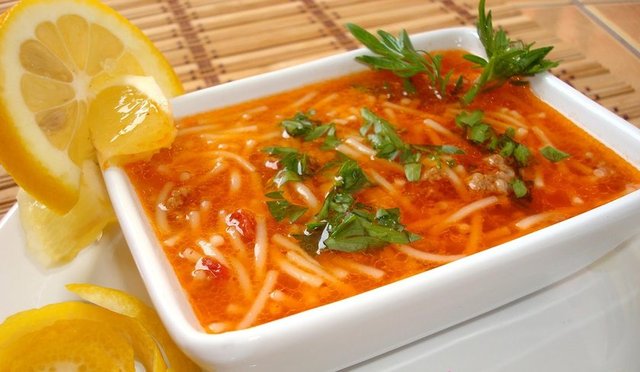Terbiyelisi de olur, arpalısı da. Limonla da servis edilir, sirkeyle de.
