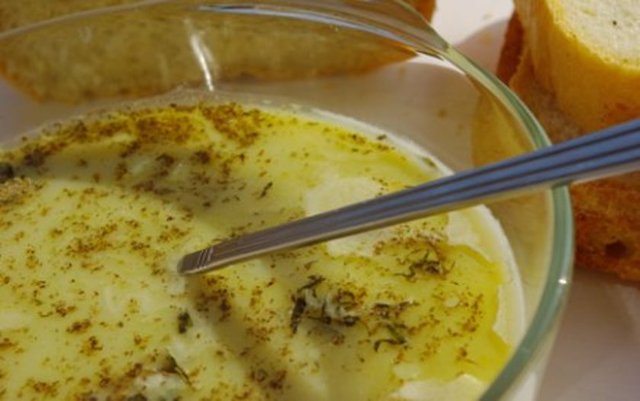 Şifa niyetine, lezzet niyetine, can sıkıntısına, içindeki tavuk parçalarına, sıkacağınız limona, ekeceğiniz baharata ya da aklınızdan tuttuğunuz sayıya bile tavuk suyu içebilirsiniz.