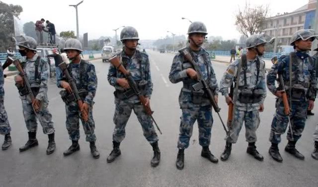 Umman'ın savunma bütçesi 6.7 milyar dolar. 72 bin aktif personeli var. 215 tanka ve 101 savaş uçağına sahip.