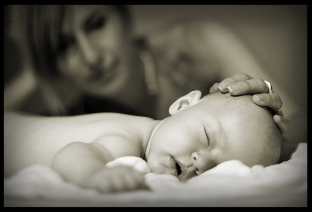 Örneğin Amerika'da 1950'den 1995'e kadar anne başına 4.95 çocuk düşerken 2010-2015 yılları arasında bunun 2.36 civarına kadar gerilediği görülüyor. Yani 60 yıl içinde anne başına iki çocuk düştüğü görülüyor.