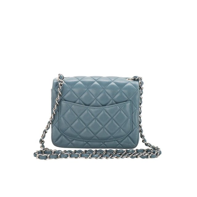 Bu sezon göz alıcı detaylar ve şık formlarla mini clutch'ları elinizden düşürmek istemeyeceksiniz.
