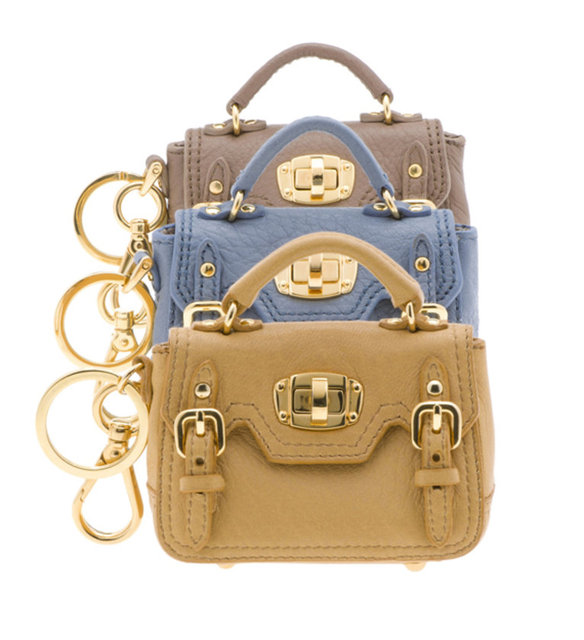Gece şıklığının vazgeçilmez tamamlayıcısı mini clutch'lar yeni sezonda alışveriş listemize üst sıralardan giriyor.