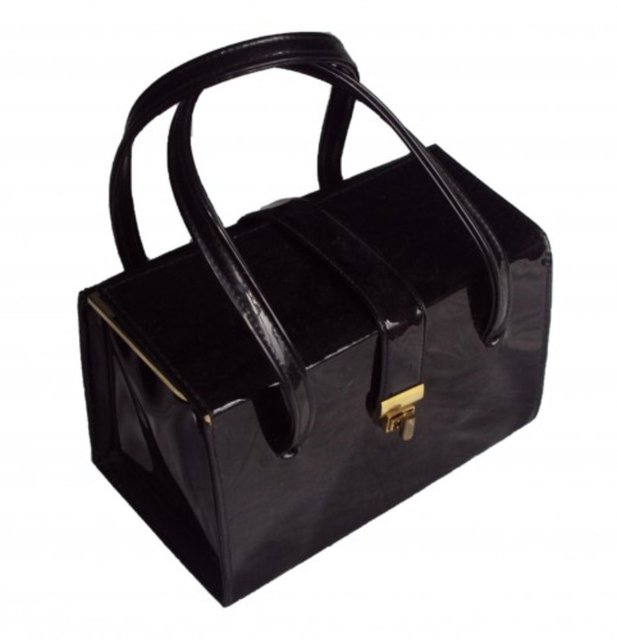 Kutu formlardaki küçük sandığı andıran clutch'lar popülerliğini korumaya devam ediyor.