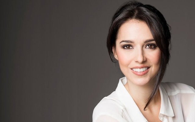Aslında dişlerin doğal görünümü de bu şekildedir ama zamanla bu dişler kısalıp aşınarak kişiye yaşlı bir ifade katabiliyor.