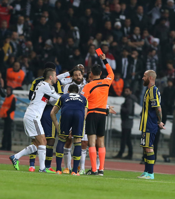 Hakem daha sonra iki oyuncuyu da yanına çağırarak uyardı.