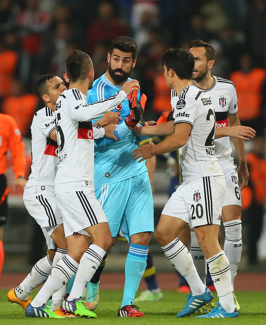 32. dakikada ceza sahasına girmek üzere olan Caner'i düşüren Olcay Şahan, hakem tarafından sarı kartla cezalandırıldı.