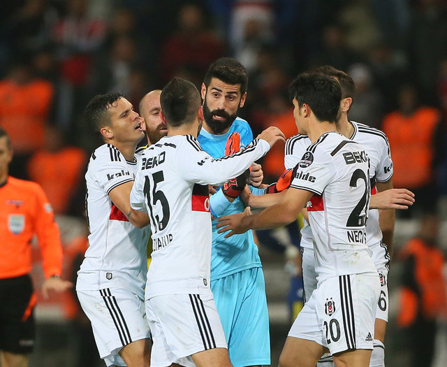 İkili mücadelede Emre Belözoğlu'na faul yapan Olcay Şahan, hakem tarafından ikinci sarı kartla oyundan atıldı.