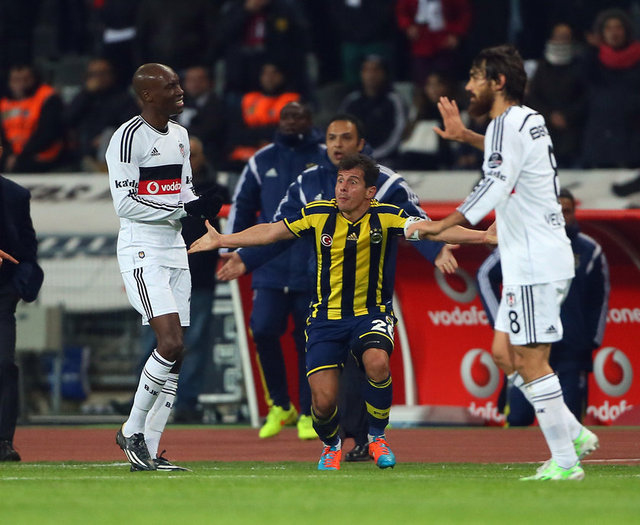 Hakem, Emre ve Veli'yi bu pozisyon sonrası sarı kartla cezalandırdı.