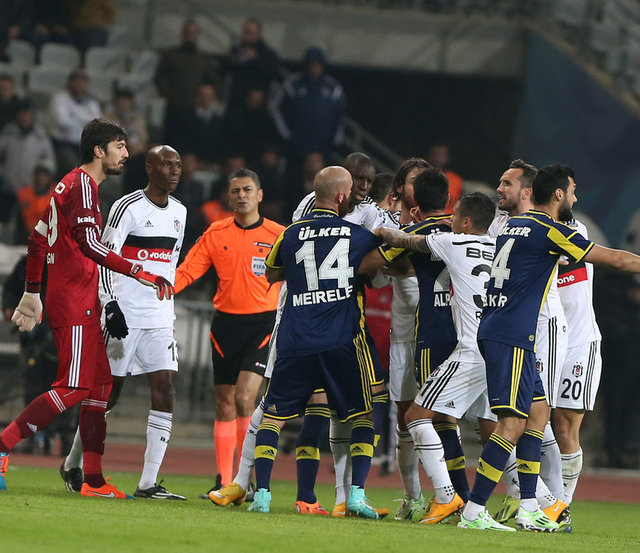 Beşiktaş-Fenerbahçe maçının 32 ve 43. dakikalarında hakem Bülent Yıldırım'ın verdiği kararlar sonrası ortalık karıştı.