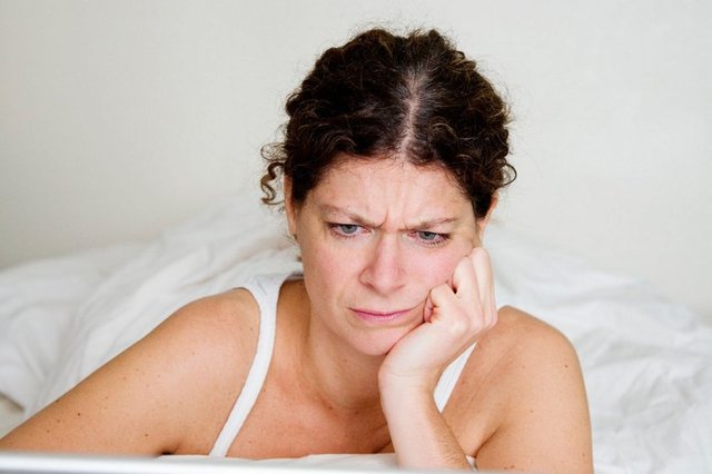 Titreme, şişkinlik, hazımsızlık, karında gaz artışı, geğirme ve yağlı gıdalara - tahammülsüzlük de yine bulgular arasında yer alıyor -