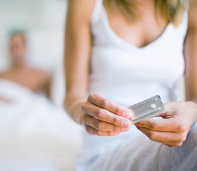 3-Östrojen hormonu (kadınlık hormonu): Hamilelik dışında - östrojen hormon tedavisi (HRT), gebelik önleyici ilaçların - kullanımı kolesterol ve safra miktarını artırarak taş oluşumunu - provoke ediyor.