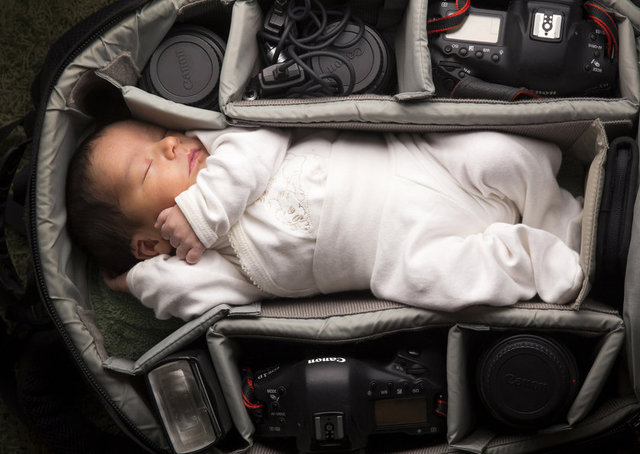 Bebeklerini fotoğraf makinelerinin olduğu çantaya koyan fotoğrafçılar bu kez kendi bebeklerini fotoğrafladı...  -