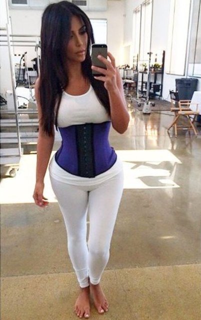 Kim Kardashian'ın uzun süredir uyguladığı korse tekniği ile zayıflama, uzmanlar arasında tartışma yarattı.