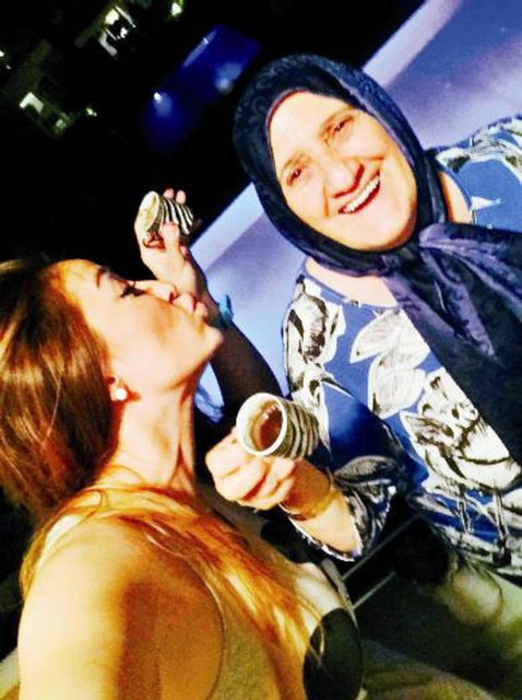 Söylemezsem Olmaz programının sunucularından Oya Aydoğan, Emrah ve annesi hakkında şaşırtıcı bir iddia ortaya attı ve ünlü şarkıcının, pahalı olduğu için röntgen çektirmekten vazgeçtiğini açıkladı.