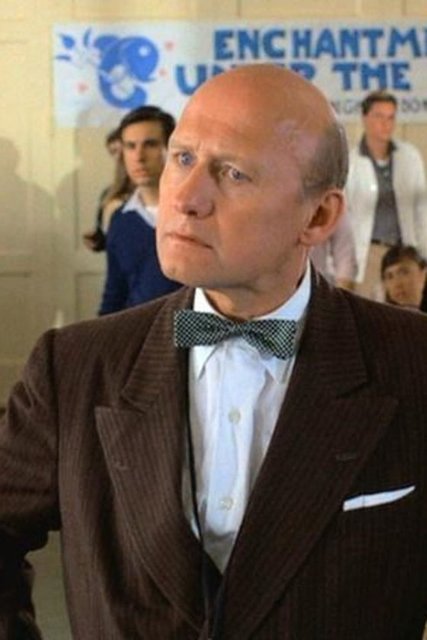 James Tolkan, Mr. Strickland iken - Tolkan, "Geleceğe Dönüş"teki Mr. Strickland rolünü animasyon serilerinde de devam ettirdi.  -