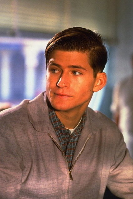 Crispin Glover, George McFly iken - Glover "Geleceğe Dönüş"ün devamında oynamayı reddettiğinden yapımcılar canlandırdığı karakter George'u tutabilmek için ona benzeyen Jeffrey Weissman ve arşivlenmiş film çekimleriyle idare ettiler.