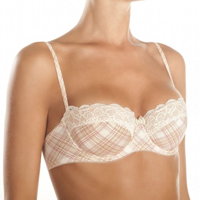 Sütyeninizin arkası ile sırtınız arasına iki parmağınızdan daha fazlası giriyorsa sütyeniniz çok gevşek demektir.