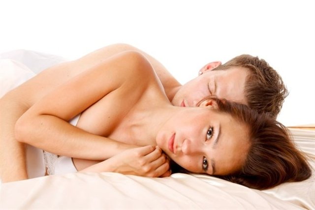 Soru: (erkek) Hayatım, bundan önce kaç kişiyle beraber oldun? -  - Yanıt: İki ya da üç kişi. Ama sen dana öncekileri bana unutturdun.