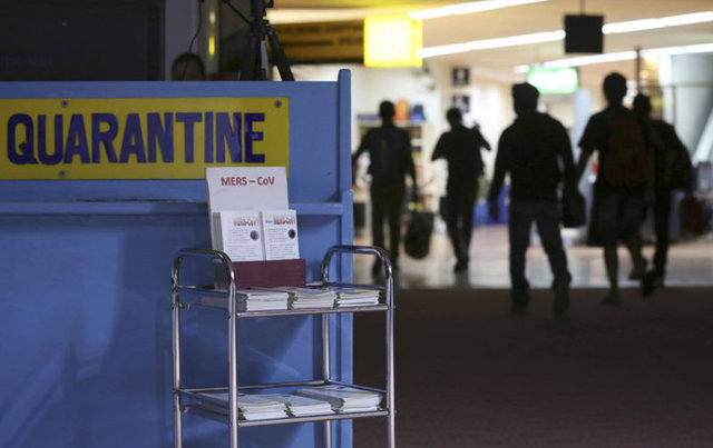 6-MERS-CoV olası ve kesin vaka tanımı nasıl yapılır? - Olası vaka tanımı: Akut ciddi solunum yetmezliği ve/veya akciğer infiltrasyonları olan ve vaka görülen ülkelere, son 14 gün içinde seyahat öyküsü bulunan kişiler -