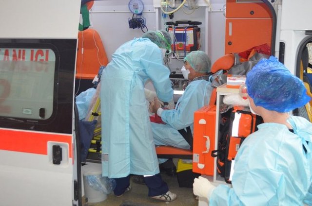7-Hastalığın laboratuvar belirtileri nelerdir? - Lökopeni, lenfopeni, trombositopeni, ALT ve AST yükseklikleri, LDH yüksekliği, üre kreatinin yükseklikleri, DIC ve hemoliz bulguları görülüyor. -