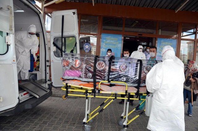 MERS-CoV enfeksiyonu geçiren bazı hastalarda ise ciddi komplikasyonlar (pnömoni ve böbrek yetmezliği) gözlendi.