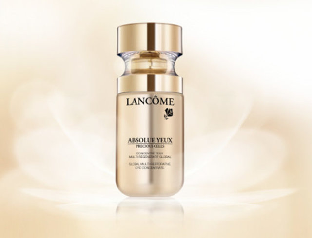 Lancome Absolue Eye Serum, göz konturunda genç görünümü etkileyen temel bölgelerin onarılmasına yardımcı oluyor. Anında etki ederek göz çevresinin daha aydınlık, cildin daha pürüzsüz ve daha canlı görünmesini sağlıyor. 306 TL.