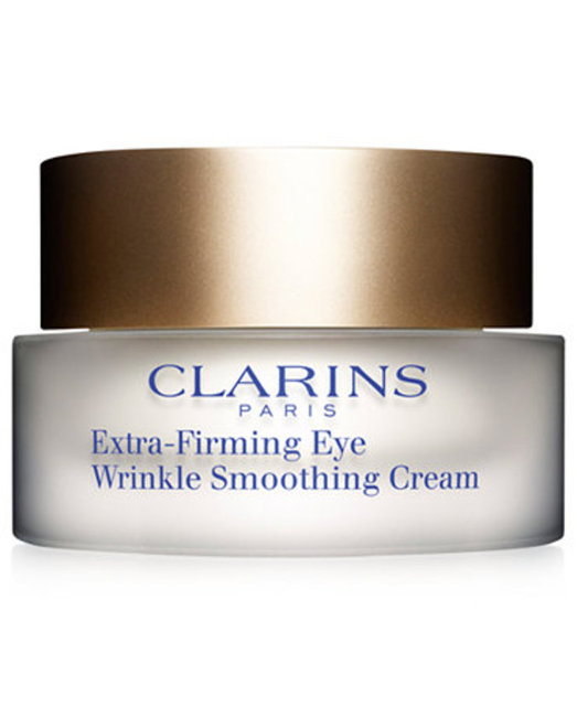 Clarins Extra-Firming Eye Wrinkle Smoothing Cream, kırışıklıklar, kaz ayakları ve yorgunluk görünümünü azaltıyor, çizgi ve kırışıklıkların görünümünü en aza indirerek , göz hatlarını rahatlatıyor. 260 TL.