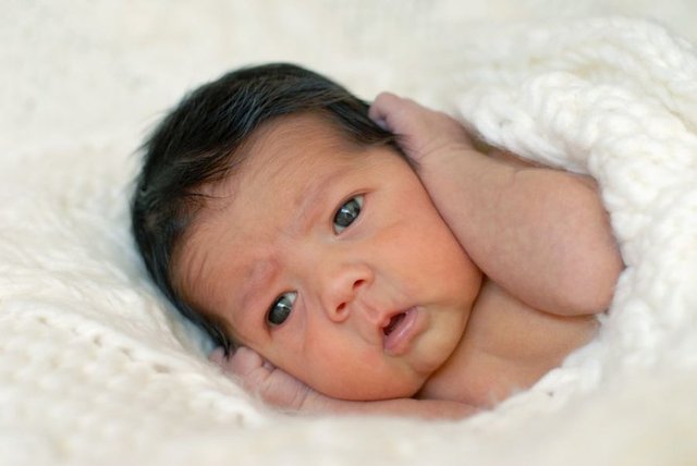 Doğumdan birkaç hafta sonra bebekler, ani ve yüksek tondaki seslere karşı kasılma davranışı göstermeye başlıyor.