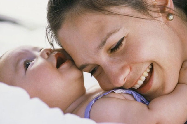 Bu dünyada kendini güvende hissedebilmesi için annenin sesine ve sıcaklığına ihtiyaç duyuyor.