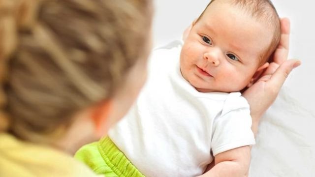 Müziğe karşı açıkça verilen tepkilerden hemen sonra başlayan şarkı biçimindeki ilk mırıldanmalar, dil gelişim sürecinin 4-6 ayları arasında görülüyor. -